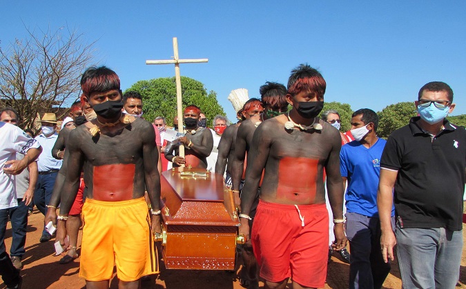 Indigenous people carry the coffin of Bishop Pere Casaldaliga  during his funeral in Sao Felix do Araguaia, in the state of Mato Grosso, Brazil. August 12, 2020.