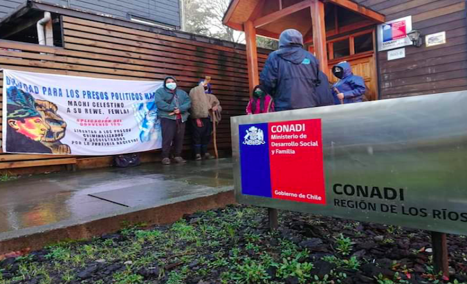 Citizens in Valdivia meet to support Mapuche Indigenous leaders.