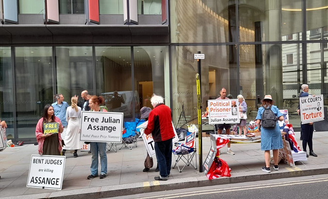 People demonstrate in favor of Assange in London, U.K., Sept. 10, 2020.