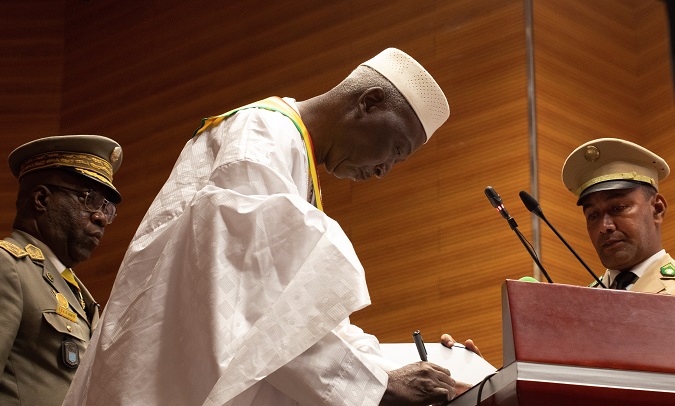Mali former defence minister Bah Ndaw (C) is sworn is as the new transition president of Mali during a ceremony in Bamako, Mali, 25 September 2020.