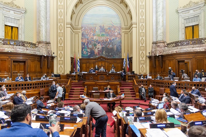 The parliament approved the budget with 57 votes in favor out of 98 in total.
