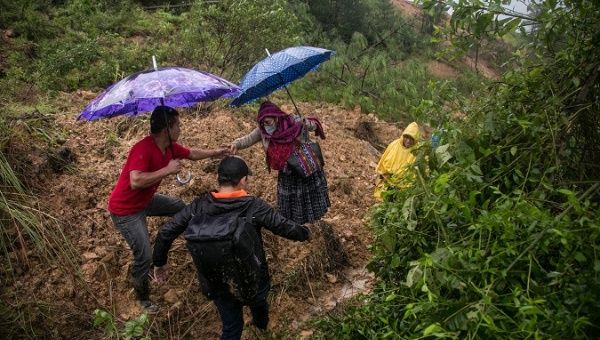  Residents cross through improvised roads caused by the landslides after the passage of the tropical depression Eta, in Purulha (Guatemala).. 