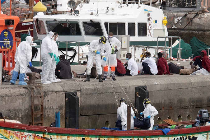 A cayuco with 72 immigrants on board, one of them deceased and three in serious condition, arrived on November 4 at the port of Los Cristianos, in Tenerife.
