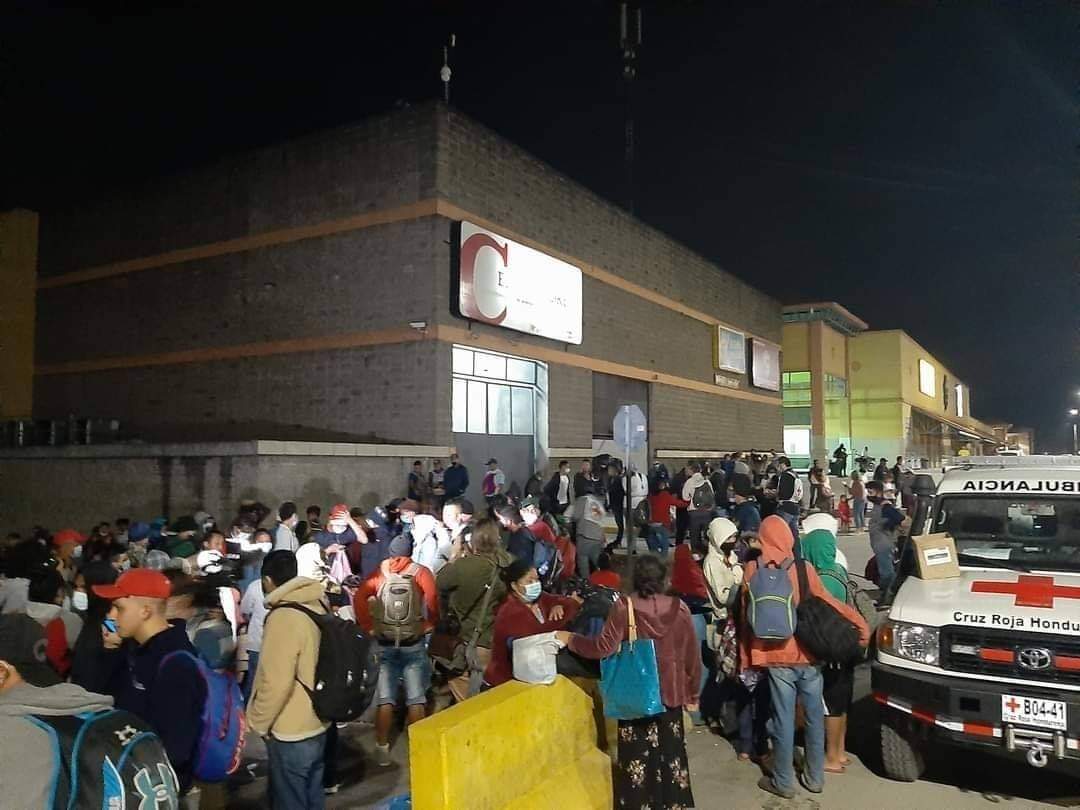 More than 400 Hondurans begin a caravan headed for the United States. December 9, 2020.