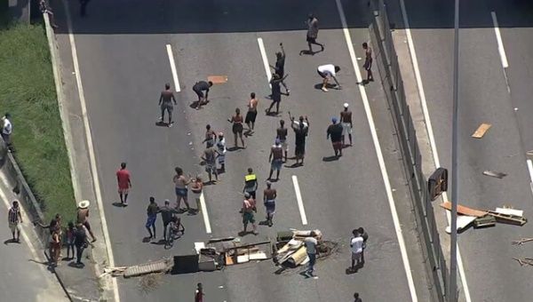 Residents protested on the Linha Amarela, a popular zone in the west of Rio de Janeiro, where Marcelo Guimarães was murdered by police, according to witnesses.