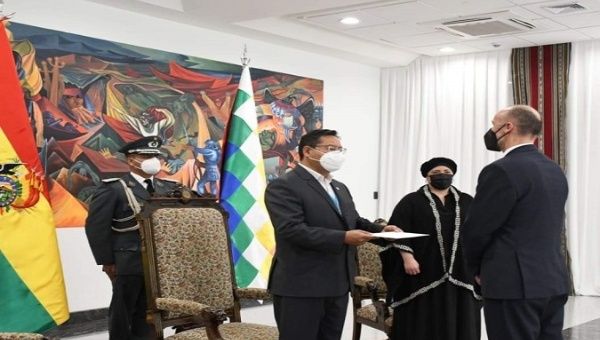 President Luis Arce (L) receives credentials from Spain's Ambassador Francisco Gasso (R), Jan. 11, La Paz, Bolivia, 2021.