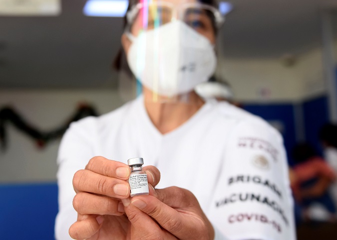 Health personnel show a dose of COVID-19 vaccine, today at the Health Hospital in the city of Cuernavaca in the state of Morelos (Mexico).