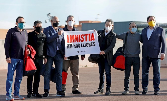 Catalan political prisoners leaving prison. The sign reads, “Amnesty. let us be free.” Barcelona, Spain, Jan. 29, 2021.