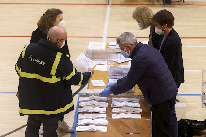Several people count the votes at the polling stations of the Municipal Sports Center of Industrial Spain in Barcelona