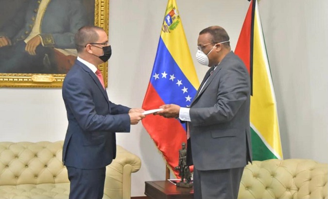 Venezuela's Chancellor Jorge Arreaza (L) delivers a Note of Protest to Guyana's Charge d'Affaires in Venezuela Robert McKenzie (R). Caracas, Venezuela, Jan. 26, 2021.