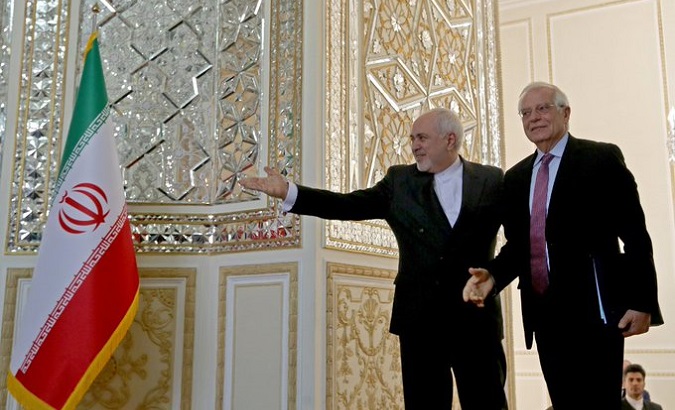 Iran's Foreign Affairs Minister Mohammad Javad Zarif (L).