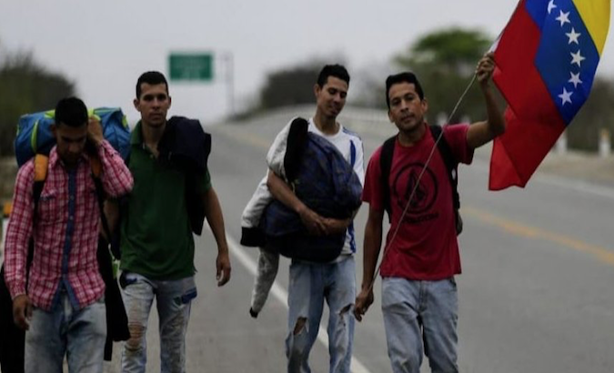 A group of Venezuelan migrants cross the Colombian border.
