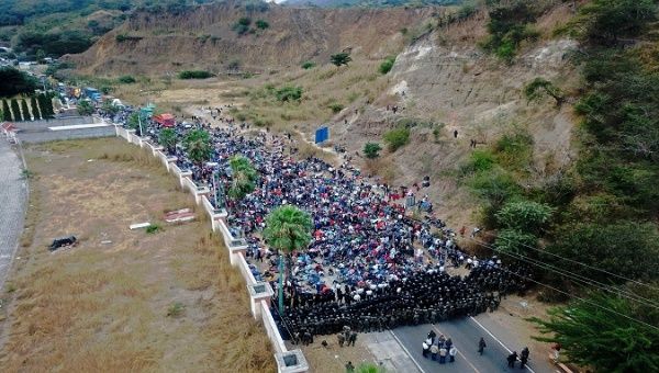 Guatemalan soldiers (R) stop the advance of migrants, Chiquimula, Guatemala, Jan. 17, 2021. 