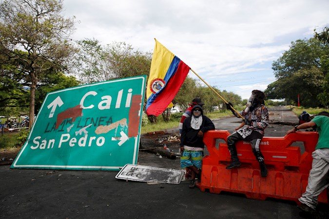 Protesters block the road between the municipalities of Buga and Tuluá in the San Pedro sector (Colombia) today, Wednesday.