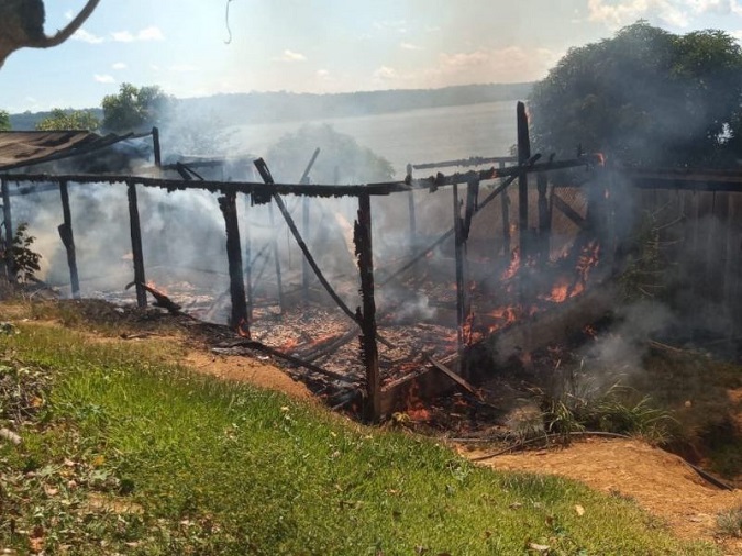The criminals set on fire two houses including the home of activist Maria Leusa Kaba, the village chief, the Munduruku’s Ipereg Ayu Movement confirmed.