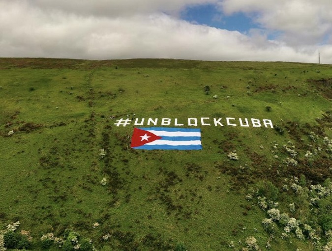 Cuba´s solidarity group in Ireland displayed the largest Cuban flag ever in a mountain in Belfast.