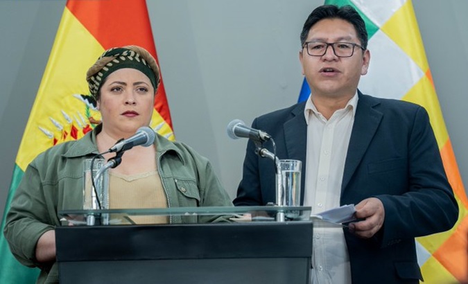 The Deputy Minister of Foreign Affairs, Freddy Mamani, and the Minister of the Presidency, María Nela Prada, announce the Government's decision. Oct. 31, 2023.