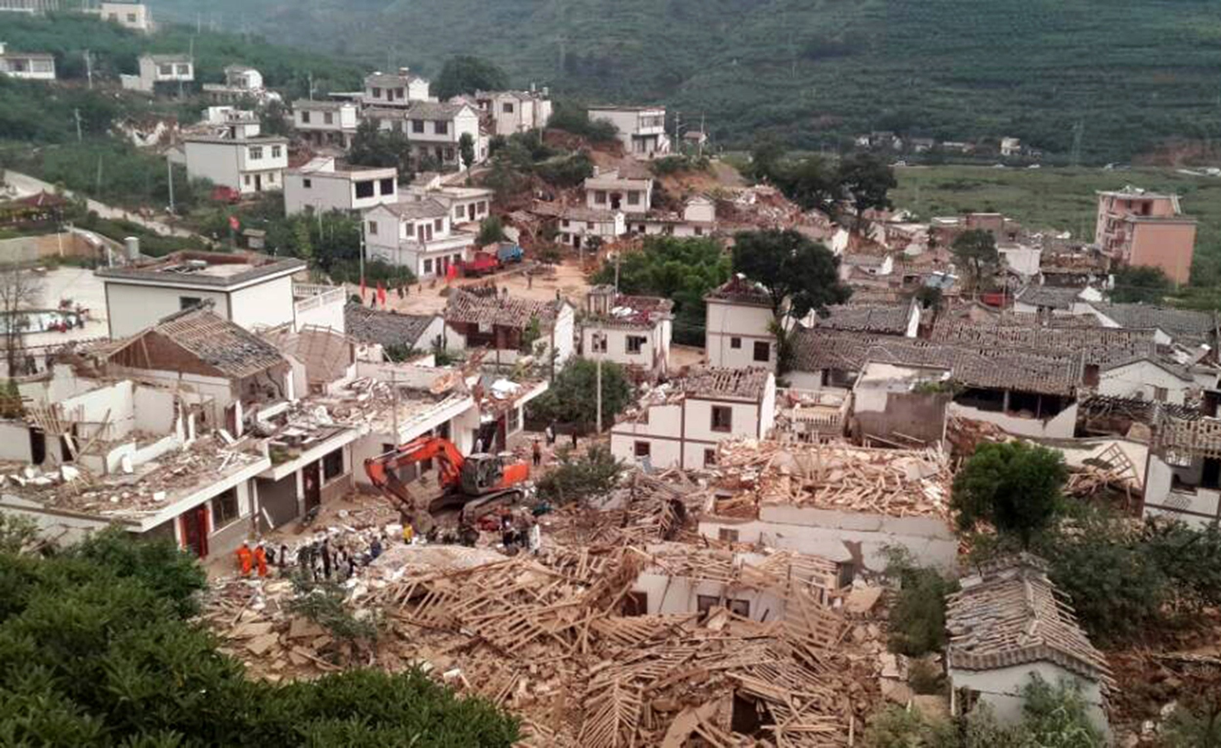 A general view shows collapsed houses after an earthquake hit Ludian county, Yunnan province August 3, 2014 (Photo:Reuters)