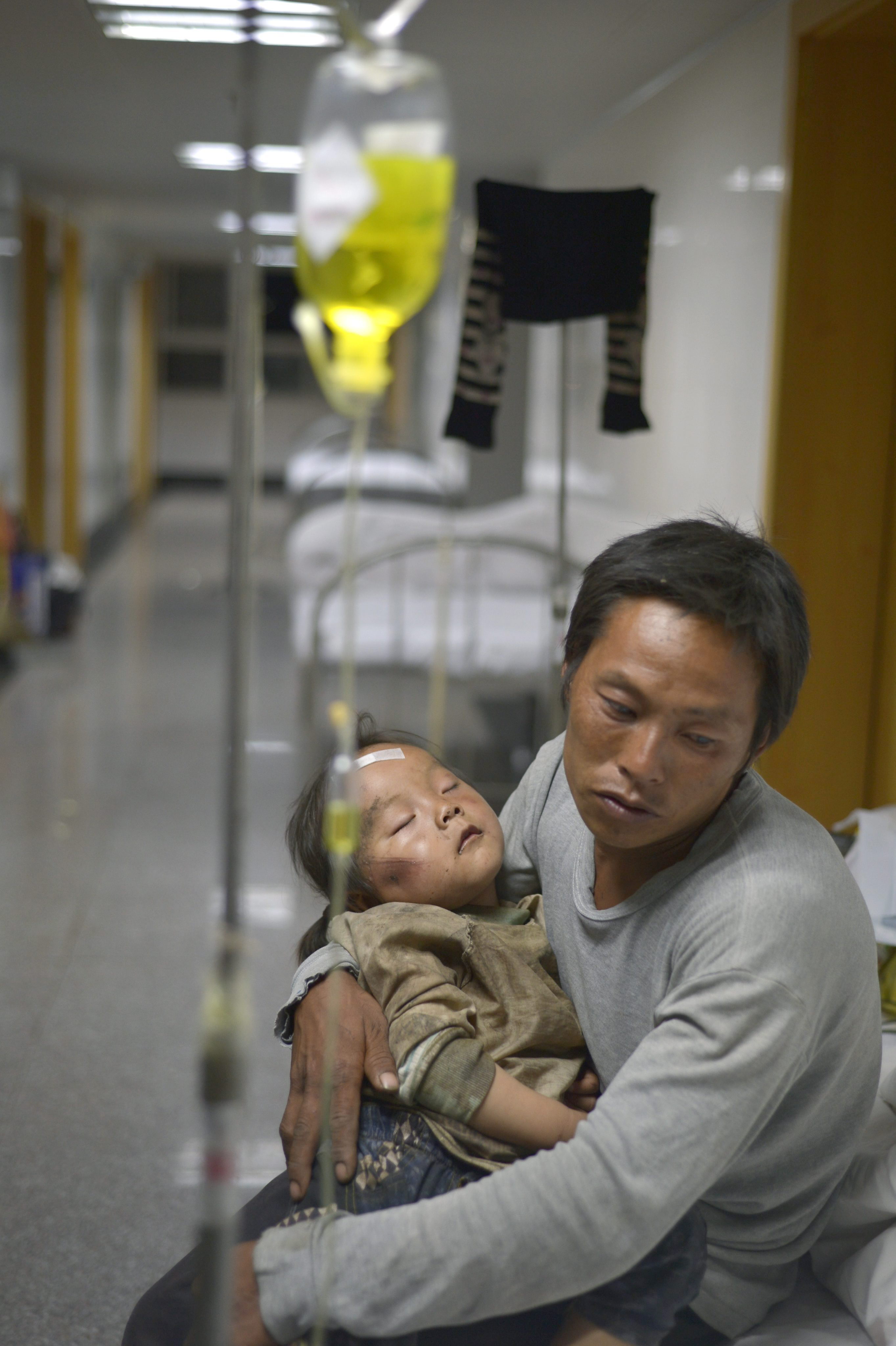 Injured people wait for help in a hospital in Ludian county in southwest China's Yunnan province, China, 04 August 2014 (Photo: EFE)
