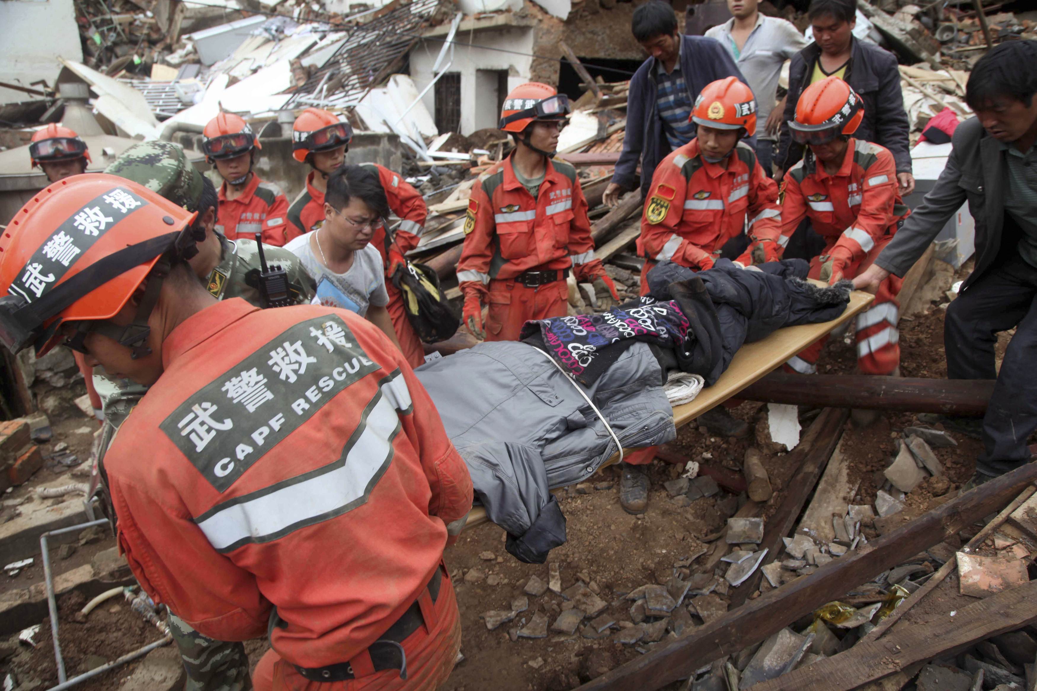 Rescue workers evacuate an injured person after a magnitude 6.3 earthquake hit Longtoushan town, Ludian county, Zhaotong, Yunnan province, August 4, 2014. (Photo: Reuters)