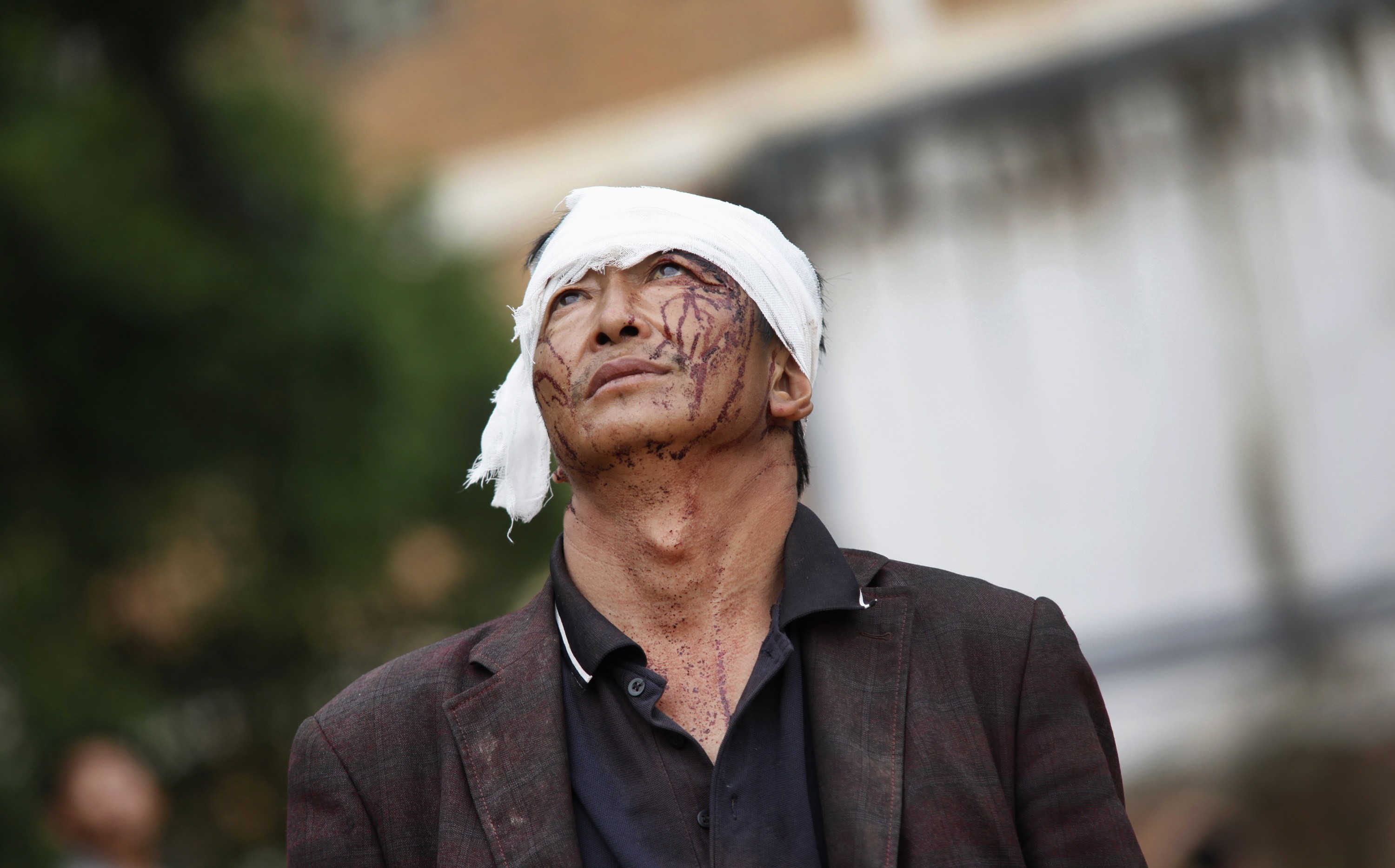 An injured man looks up as he walks next to debris after an earthquake hit Ludian county, Yunnan province August 4, 2014. (Photo: Reuters)