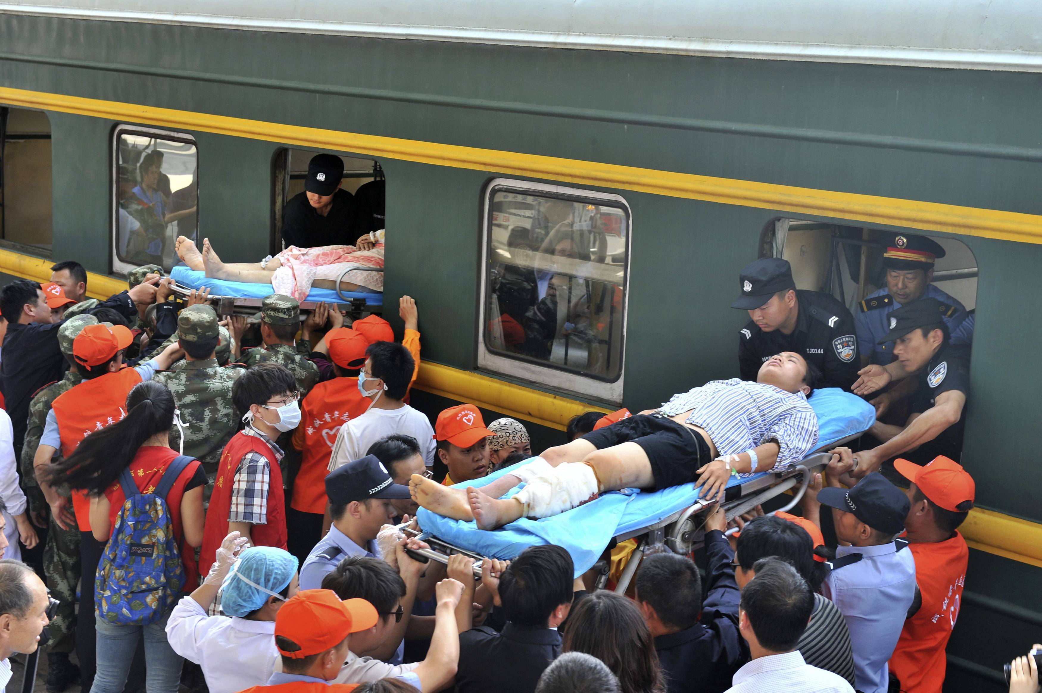 People suffering from severe injuries are transported onto a train heading for Kunming to receive better medical treatment after Sunday's earthquake at a railway station in Zhaotong, Yunnan province, August 5, 2014. (Photo: Reuters)