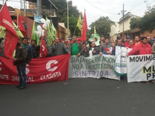 Various social movements and political parties protest against the first year of Cartes' madate (Photo: Ultima Hora).