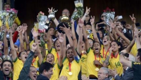 Brazil's women's football team celebrates victory in Ecuador (Photo: Reuters)