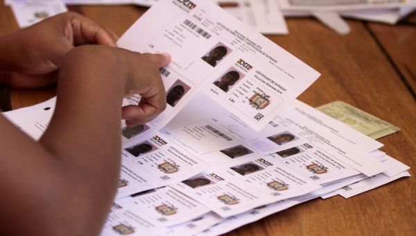 Members of electoral court check registrations in a pooling station in Villa 14 de Septiembre,in the Chapare region in Cochabamba (Photo: Reuters).