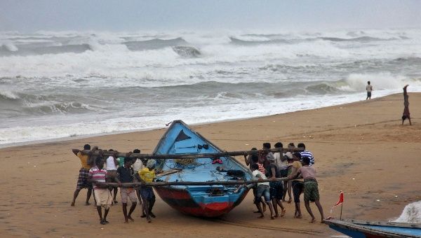 Fishermen move a fishing boat to a safer place along the shore ahead of cyclone Hudhud at Ganjam district in the eastern Indian state of Odisha October 11, 2014. (Photo: Reuters)