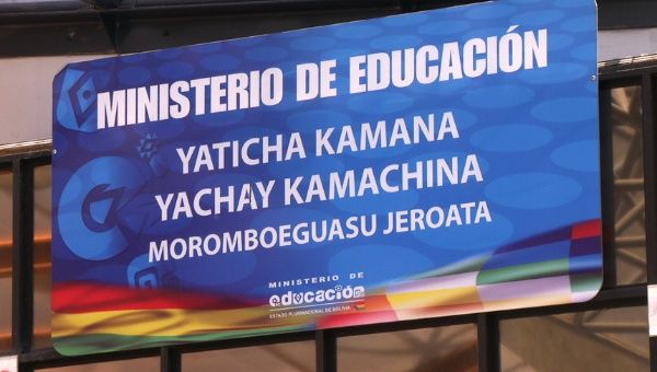 Multilingual sign at Bolivia's Ministry of Education (Photo: teleSUR)