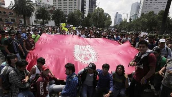 IPN students protesting. (Photo: Reuters)