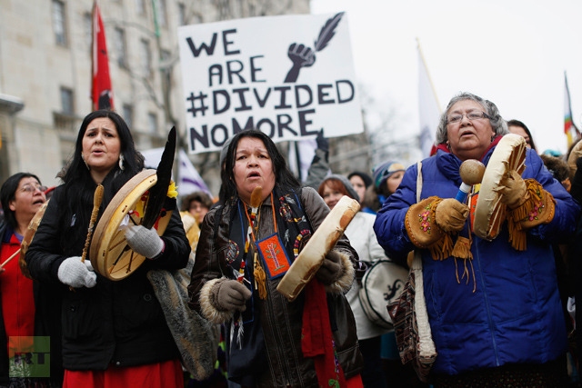 Indigenous protesters march towards Canada's parliament building before the start of a meeting between chiefs and Prime Minister Stephen Harper in Ottawa January 11, 2013.