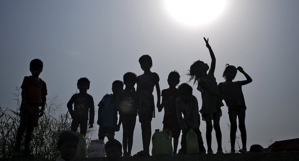 Children suffering in the high temperatures in India