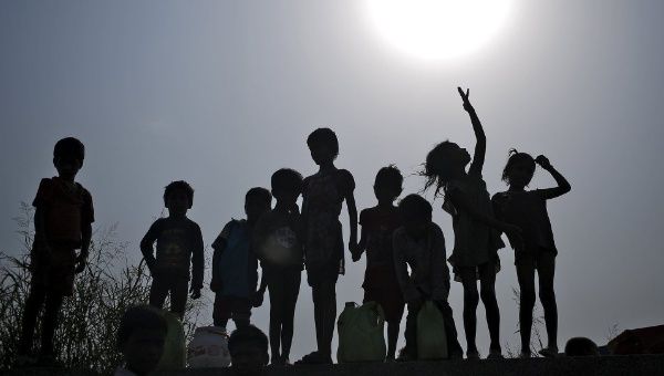 Children suffering in the high temperatures in India