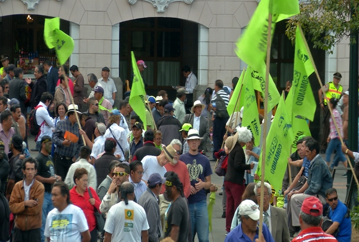 Supporters of the Citizen's Revolution gather in Independence Plaza (teleSUR)