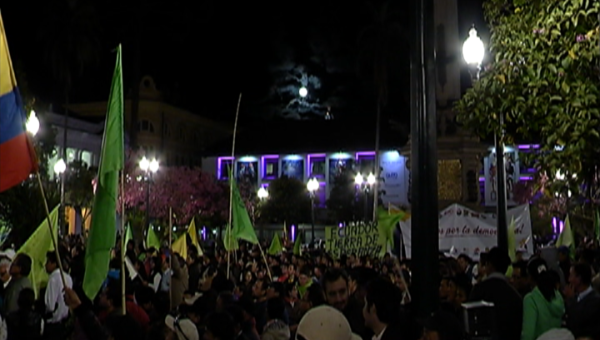 Thousands of government supporters gathered in Independence Plaza (teleSUR)