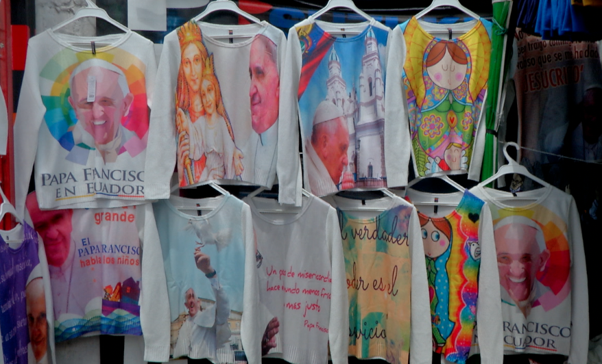 Merchandise for sale near Quito's Bicentenario Park (teleSUR)