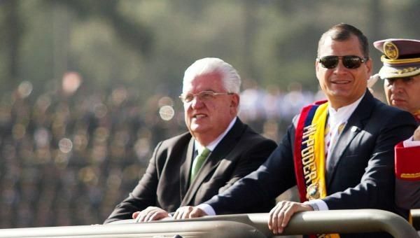 Photo of Ecuadorean President Rafael Correa alongside Defense Minister Fernando Cordero