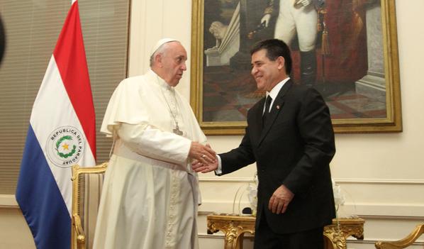 Pope Francis (L) is greeted by Paraguayan President Horacio Cartes