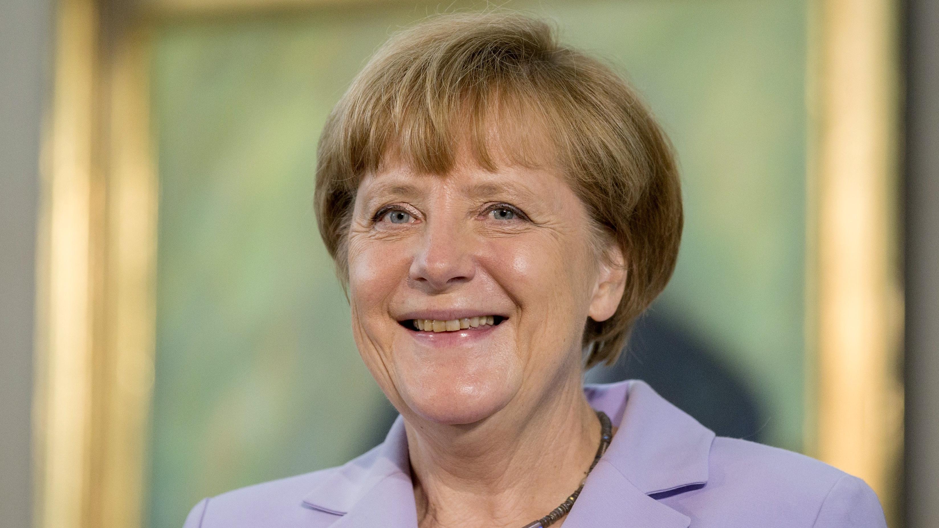 Ангела Меркель улыбается