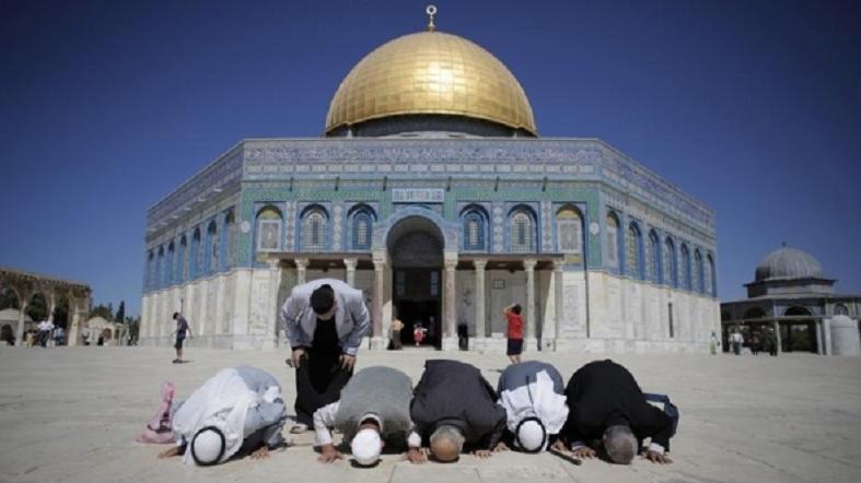 Palestinians from Gaza pray in front of the Dome of the Rock  in Jerusalem’s Old City October 5, 2014.