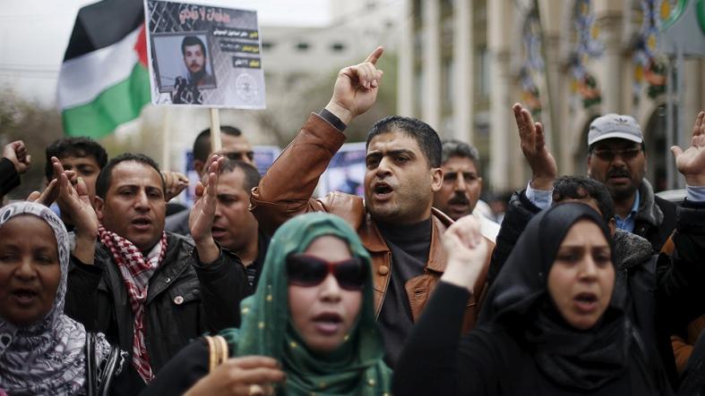 Protesters attend a rally marking Palestinian Prisoners' Day in Gaza City April 16, 2015