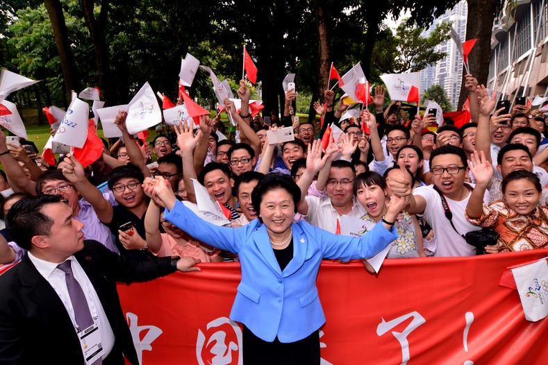 China's vice premier of State Council and head of the Beijing 2022 delegation Liu Yandong (C) poses with residents of Kuala Lumpur, Malasia, July 31, 2015.