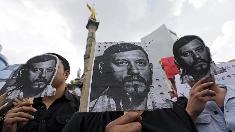 MEXICO CITY: Journalists, photographers and activists hold up pictures Ruben Espinosa during a protest against his murder at the Angel of Independence monument, Aug. 2, 2015.