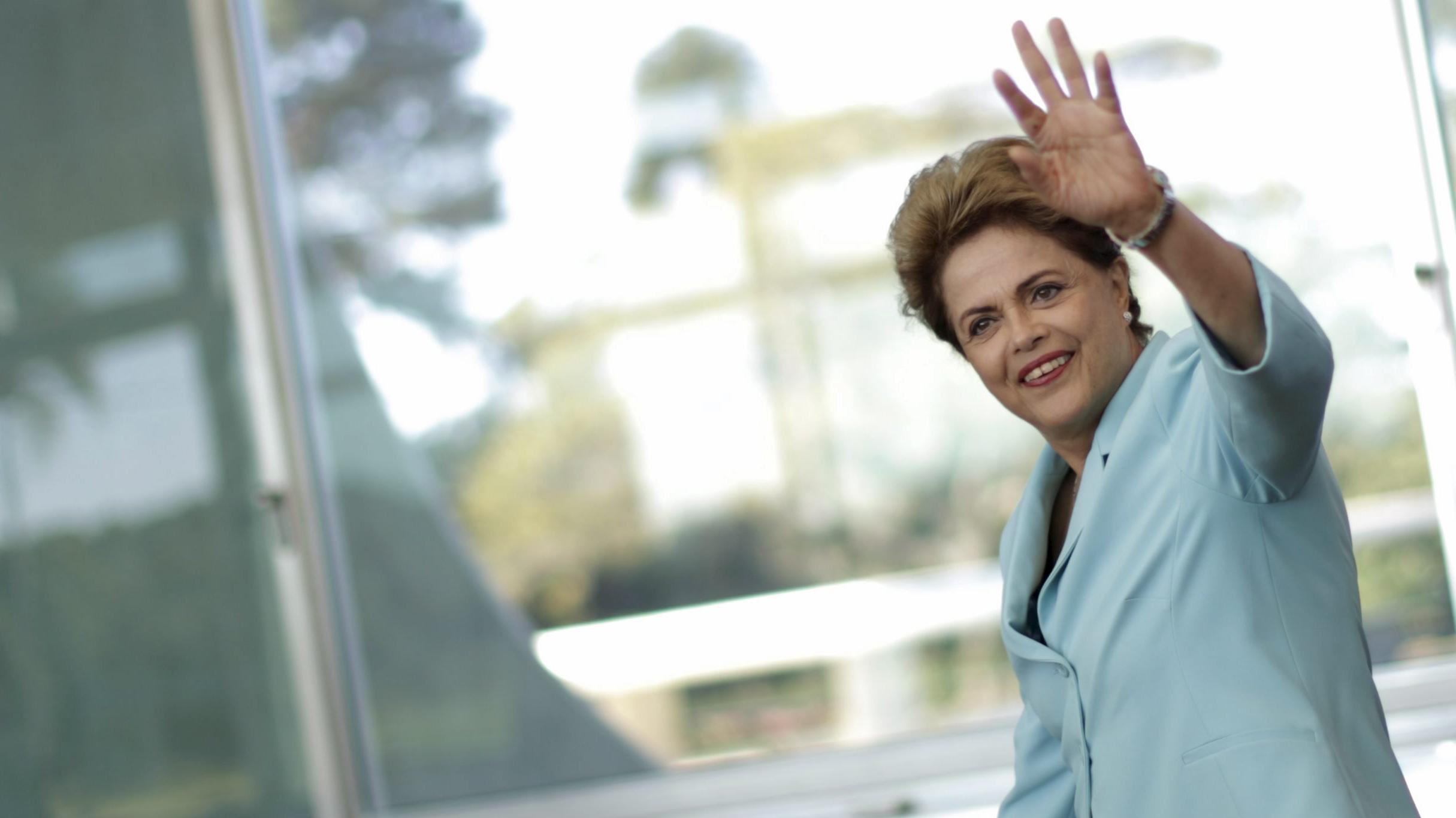 Brazil's President Dilma Rousseff waves during a meeting with governors at Alvorada Palace in Brasilia, July 30, 2015.