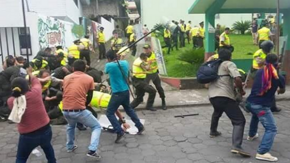 Indigenous groups from Morona Santiago and aligned with the opposition attack police officers on Wednesday.