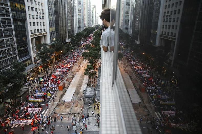 Brazilians march in Rio de Janeiro in support of President Dilma Rousseff on August 20, 2015.