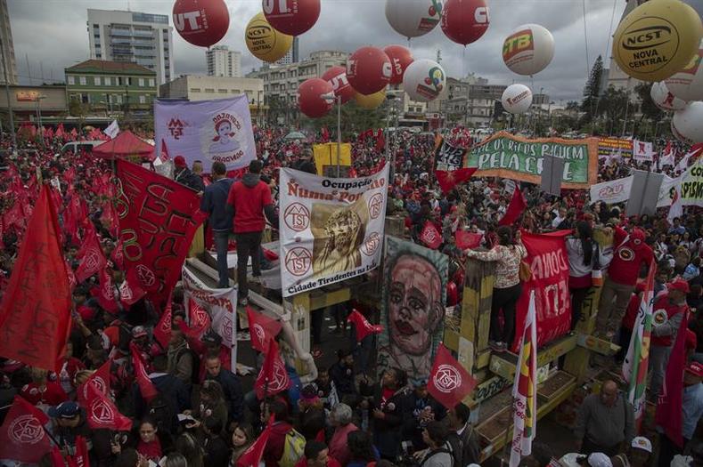 Members of social movements, unions, and left parties march in Sao Paulo in support of President Dilma Rousseff on August 20, 2015.