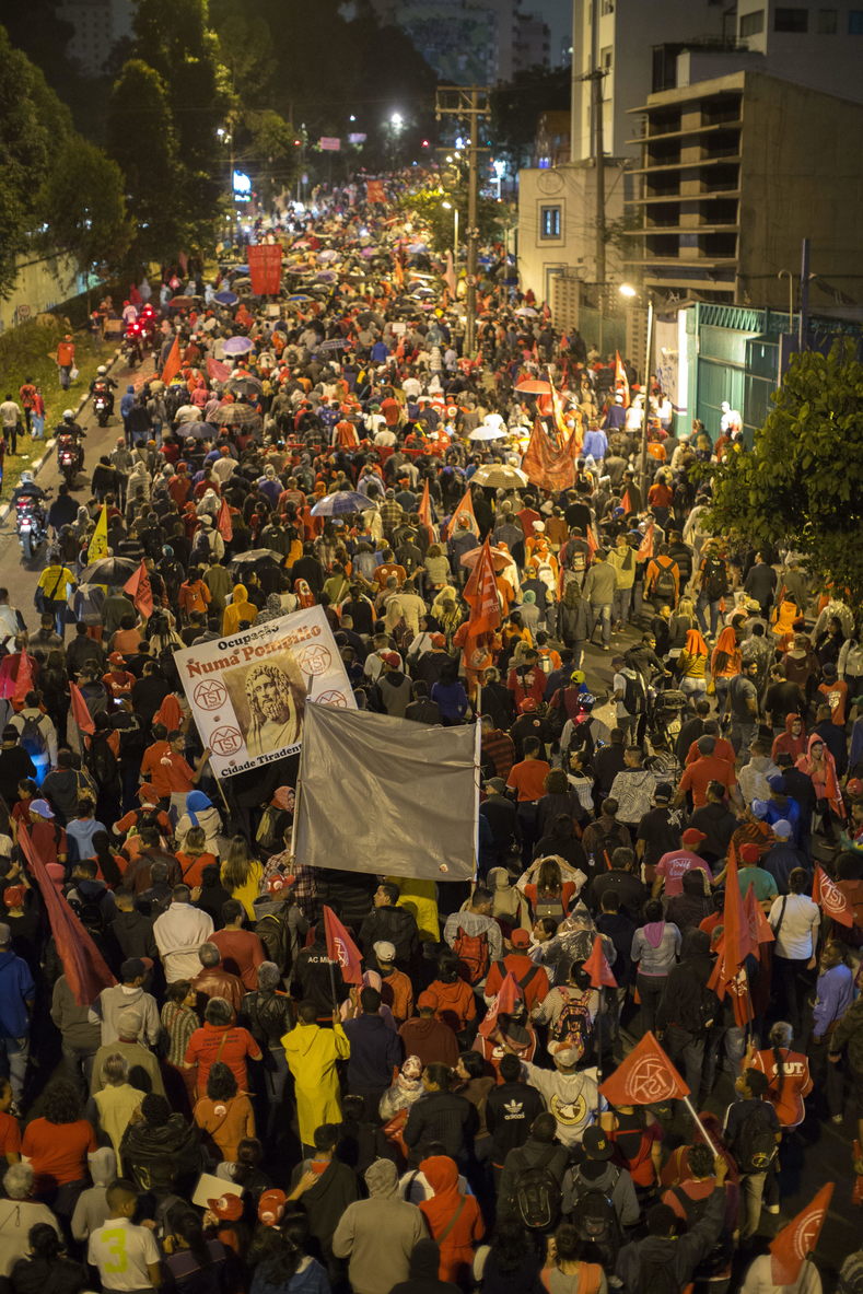 Thousands march in Sao Paulo in support of President Dilma Rousseff on August 20, 2015.